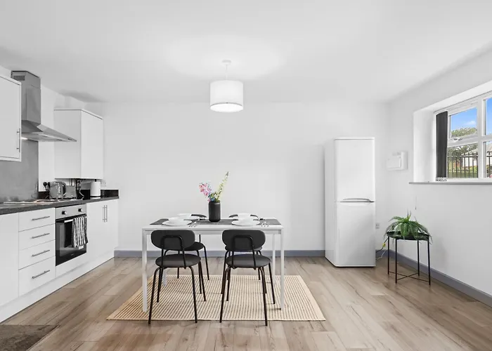 Budget 2-Bed House 10Mins To Leeds City Centre